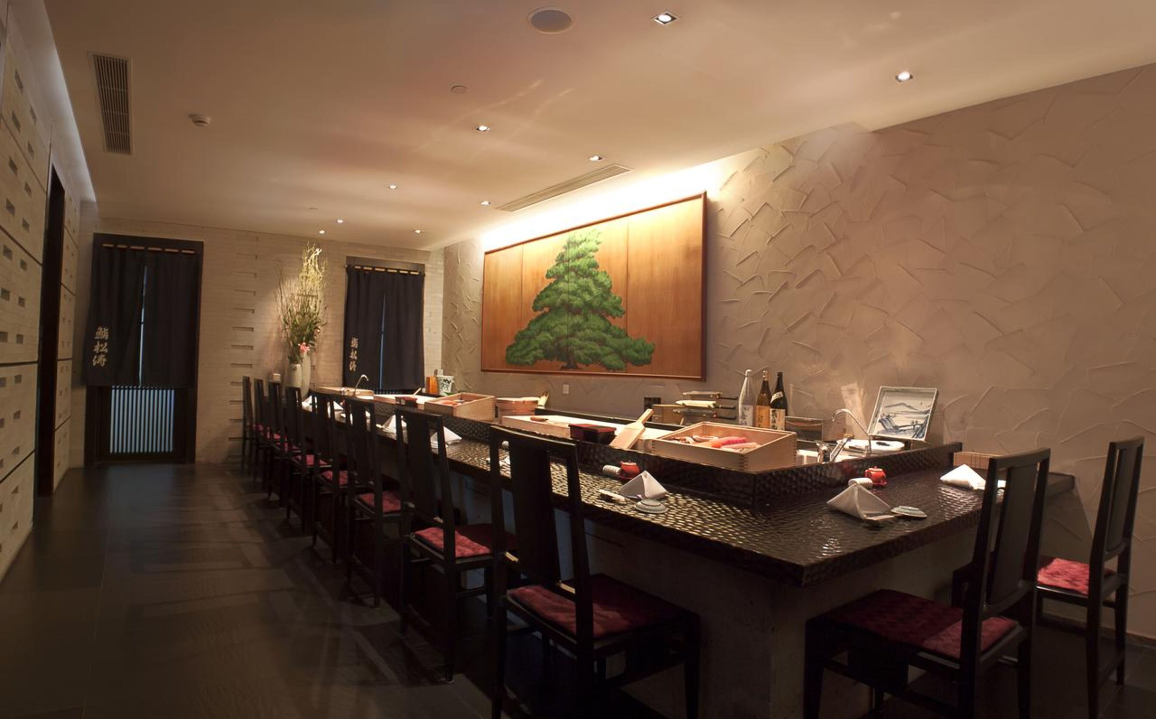 3 restaurants, breakfast, lunch, dinner served; seafood