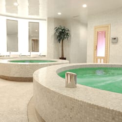 Espace de soins pour les couples, sauna, bain à remous, soins corporels