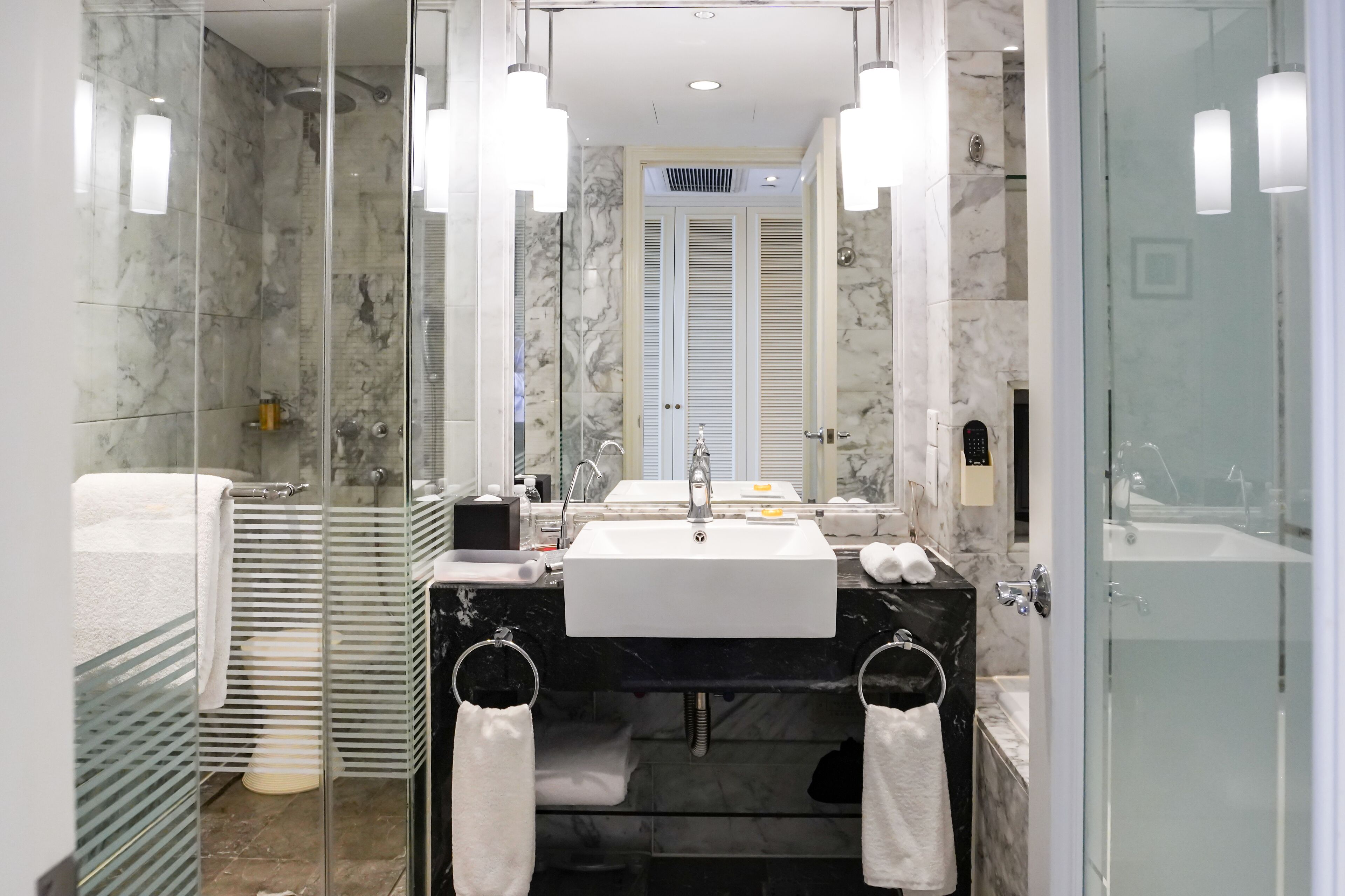 deluxe twin | premium bedding, down duvets, in-room safe, desk