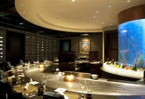 3 restaurants, breakfast, lunch, dinner served; seafood