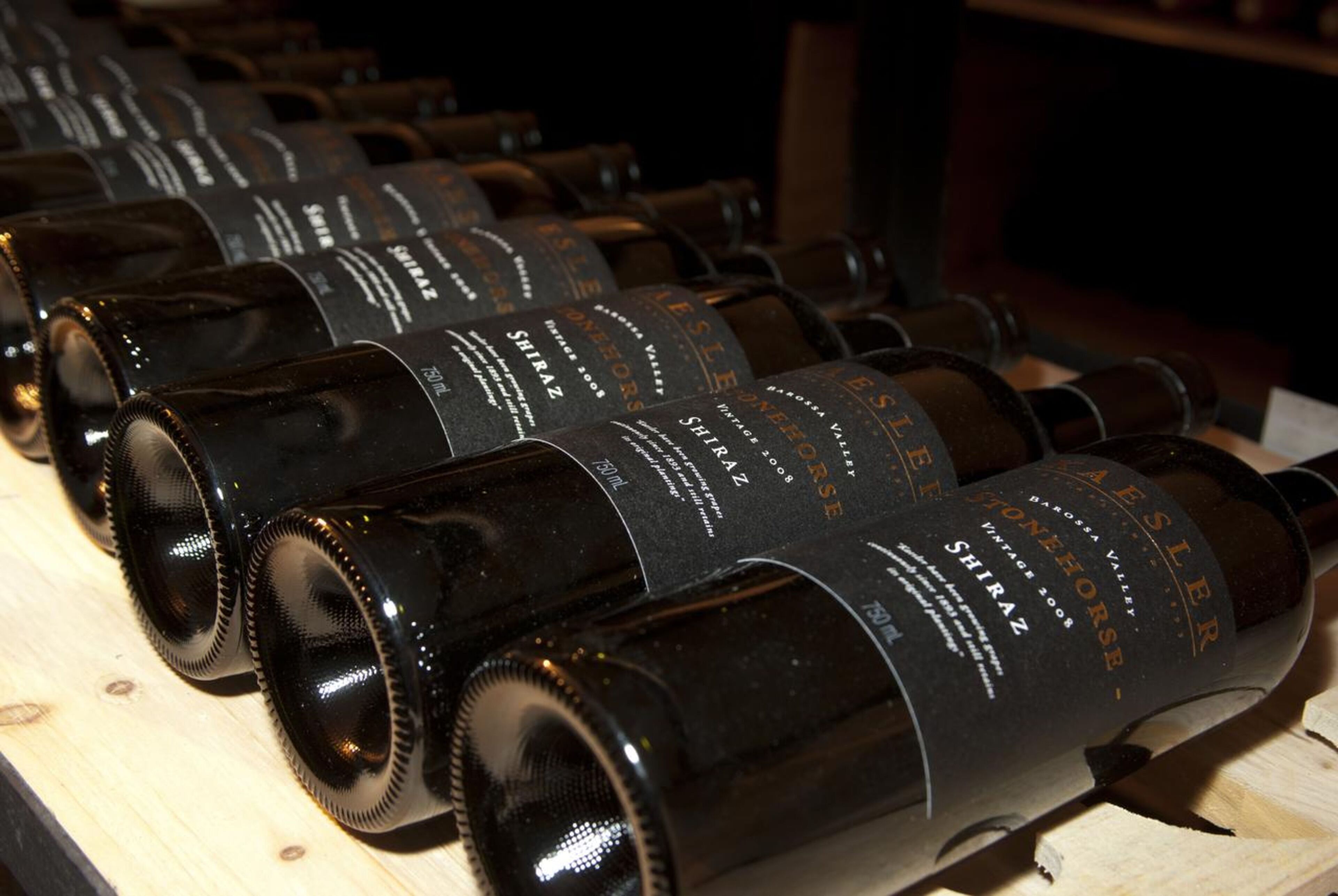 3 restaurants, breakfast, lunch, dinner served; seafood