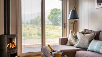 EXECUTIVE RETREAT | 客厅 | 42-英寸智能电视(配备数码频道)