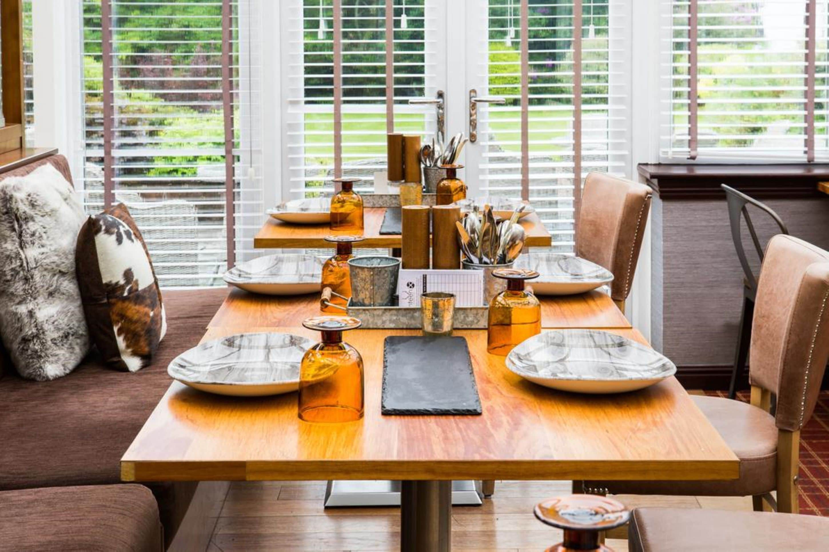 3 restaurants, breakfast, lunch, dinner served; seafood