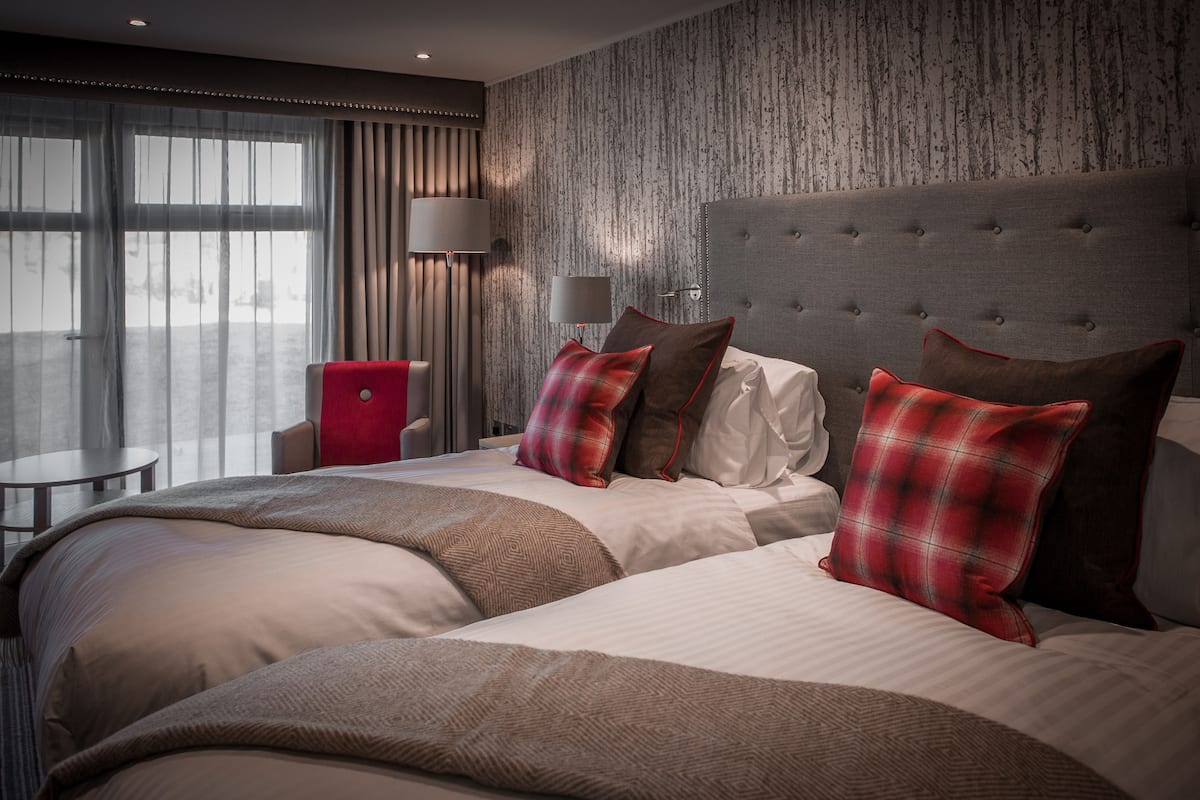 RESORT EXECUTIVE TWIN | Egyptian cotton sheets, premium bedding, desk, laptop workspace