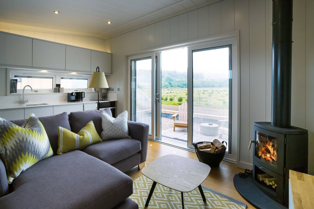 DELUXE RETREAT | Egyptian cotton sheets, premium bedding, desk, laptop workspace