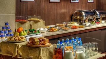 Der serveres frokost, aftensmad og kinesiske retter