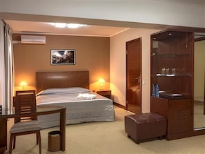 Ylelliset vuodevaatteet, minibaari, tallelokero huoneessa, työpöytä