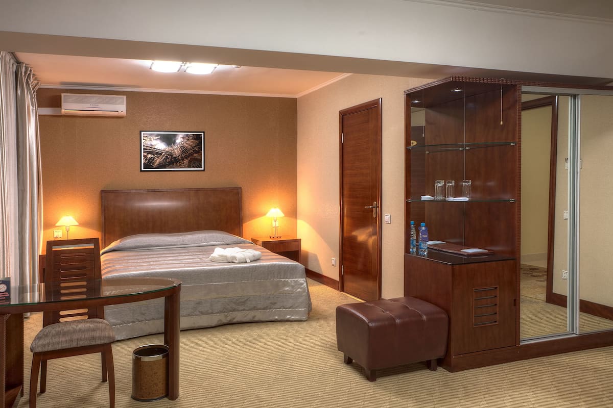 Premium bedding, minibar, in-room safe, desk