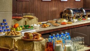 يتم تقديم الغداء والعشاء 