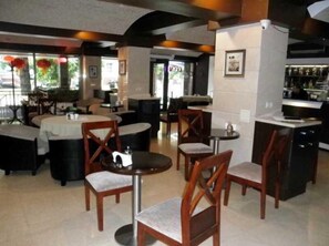 Déjeuner et dîner servis sur place, spécialités Cuisine chinoise