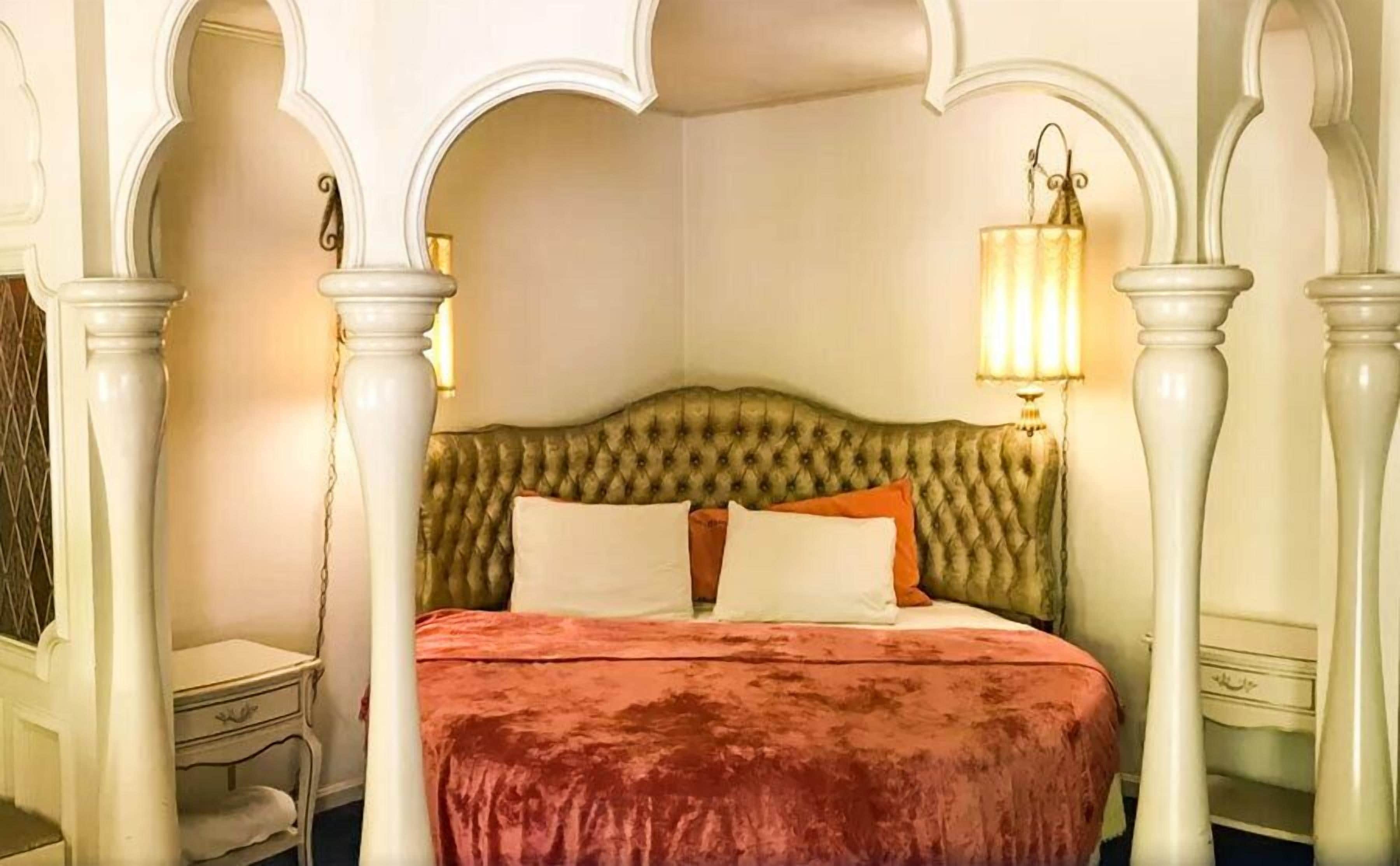Honeymoon Suite, 1 King Bed, Non Smoking, Bathtub | Desk, rollaway beds, free WiFi, bed sheets