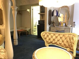 Honeymoon Suite | Desk, rollaway beds, free WiFi, bed sheets