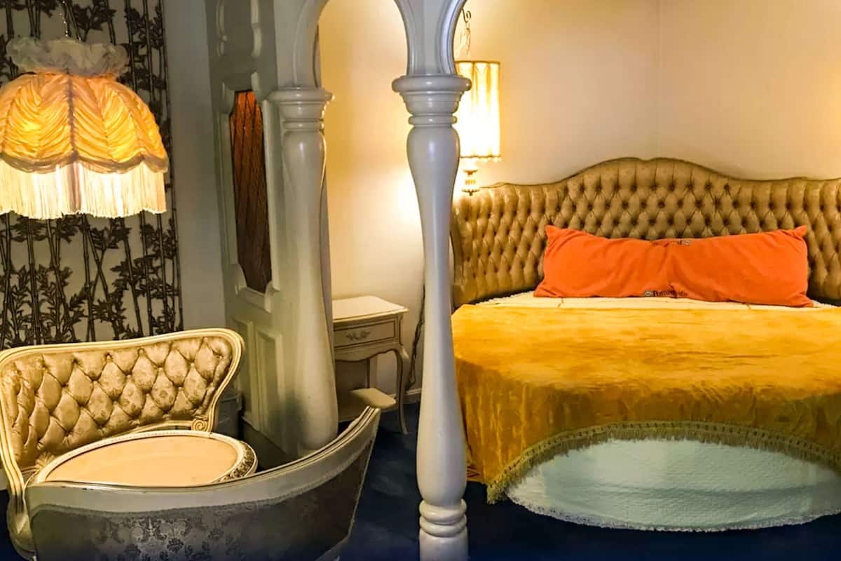 Honeymoon Suite, 1 King Bed, Non Smoking, Bathtub | Desk, rollaway beds, free WiFi, bed sheets