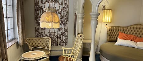 Suite de luna de miel, 1 cama de matrimonio grande, no fumadores, bañera | Escritorio, camas supletorias, wifi gratis y ropa de cama