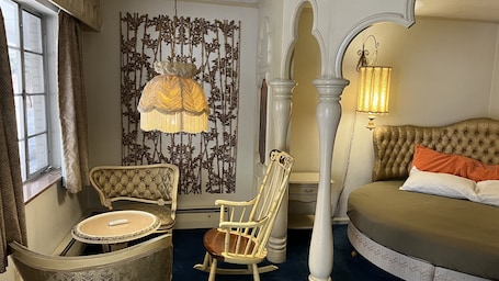 Honeymoon Suite, 1 King Bed, Non Smoking, Bathtub | Desk, rollaway beds, free WiFi, bed sheets