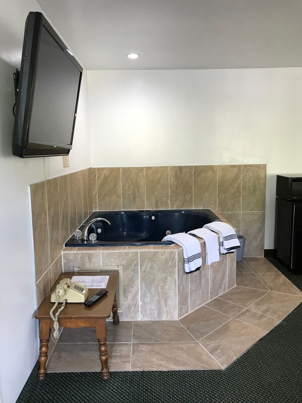 Desk, rollaway beds, free WiFi, bed sheets - Relax Inn Altoona (Altoona)