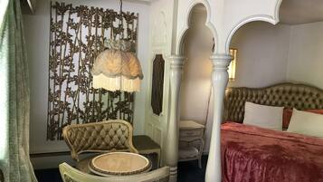 Honeymoon Suite | Desk, rollaway beds, free WiFi, bed sheets