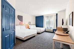 Habitación, 2 camas Queen size, con acceso para personas discapacitadas (Hearing) | Escritorio, tabla de planchar con plancha, wifi gratis y ropa de cama