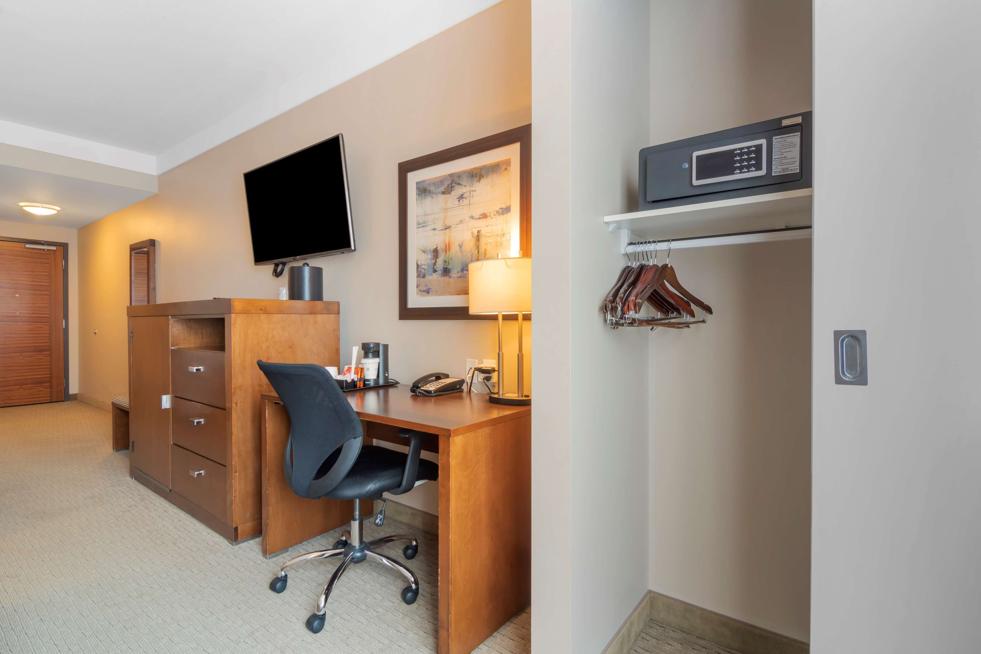 1 bedroom, premium bedding, pillow-top beds, in-room safe