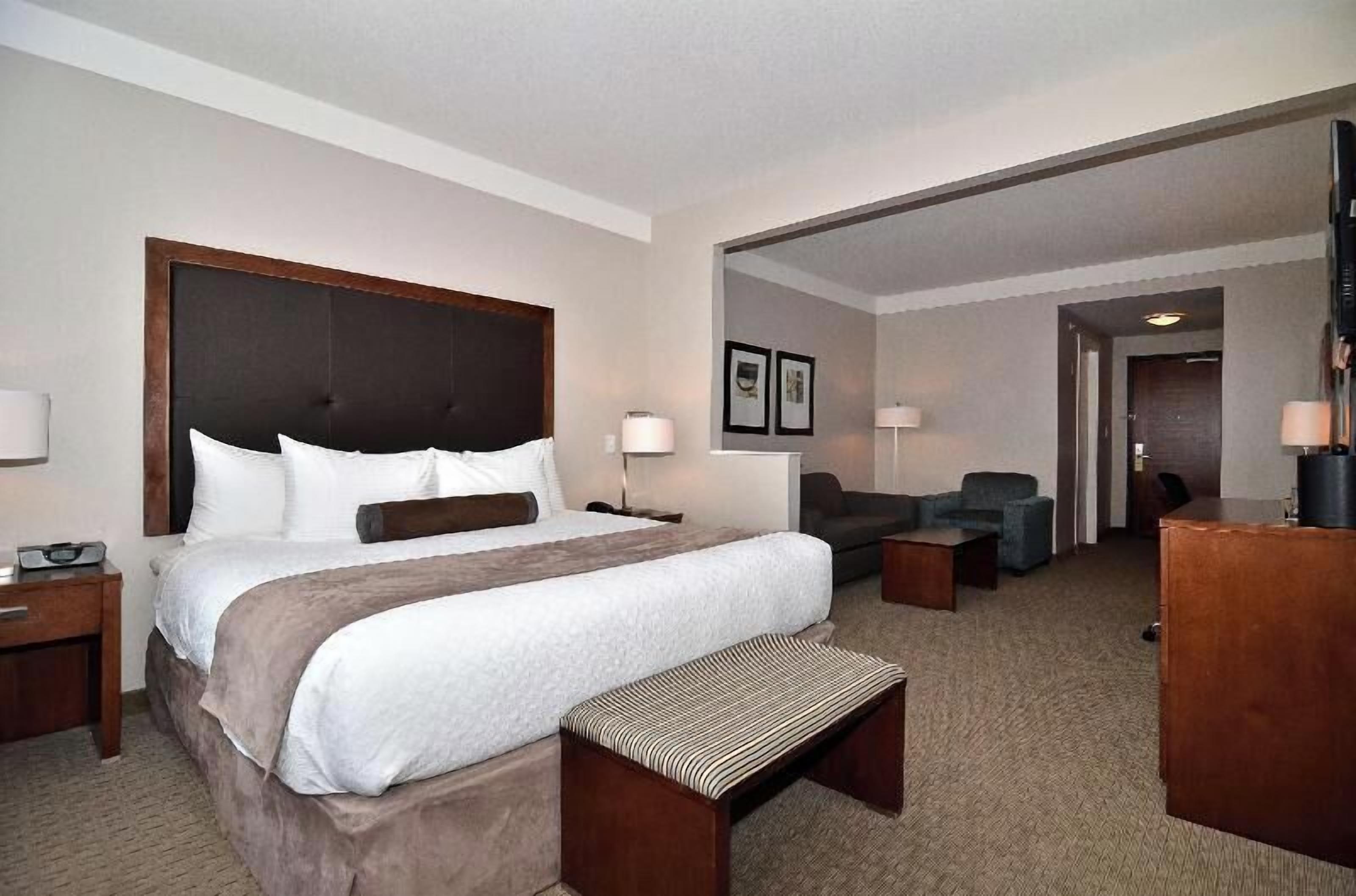 Premium bedding, pillowtop beds, in-room safe, desk