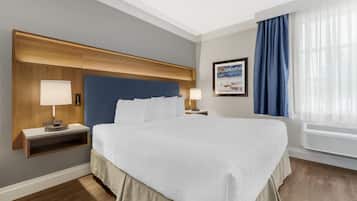 Suite, 1 kingsize-seng, ikke-røyk, kjøleskap og mikrobølgeovn (Pet Friendly;with Sofabed) | Sengetøy av topp kvalitet, senger med overmadrass og safe på rommet