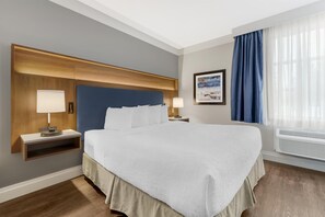 Premium bedding, pillowtop beds, in-room safe, desk - Best Western Plus Revelstoke (Revelstoke)