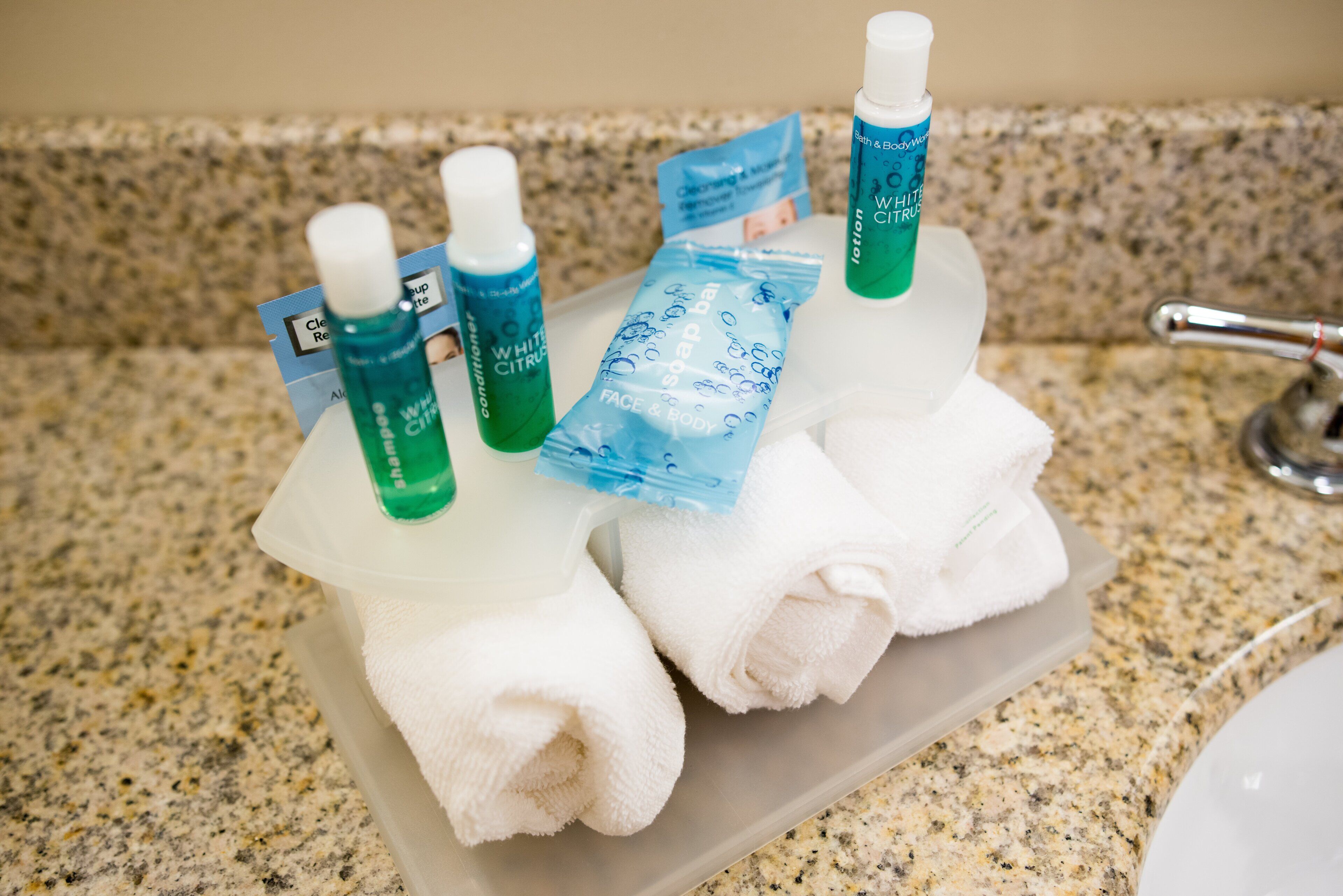 combined shower/bathtub, hair dryer, towels