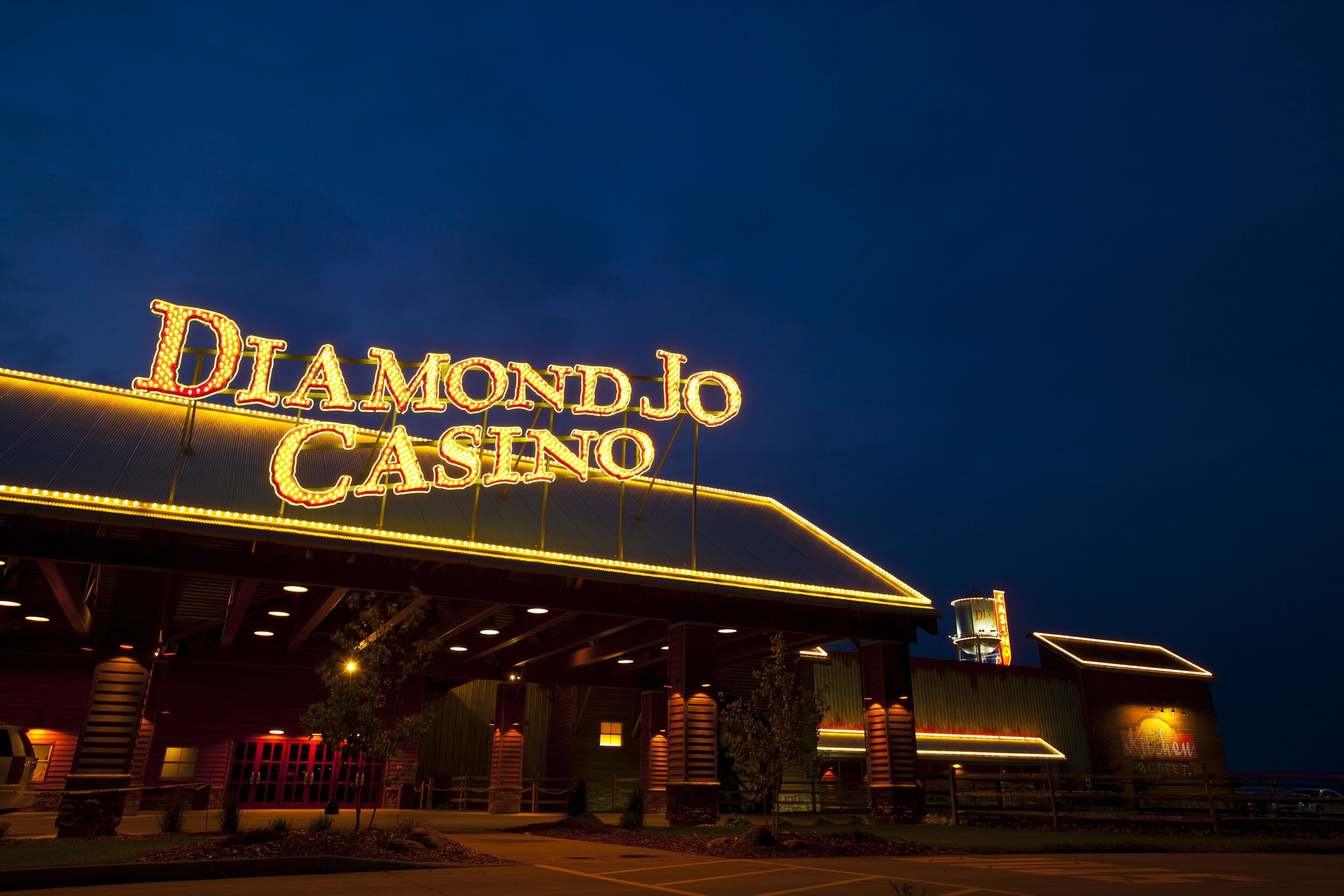 El exterior del Casino Diamond Jo con señalización iluminada.