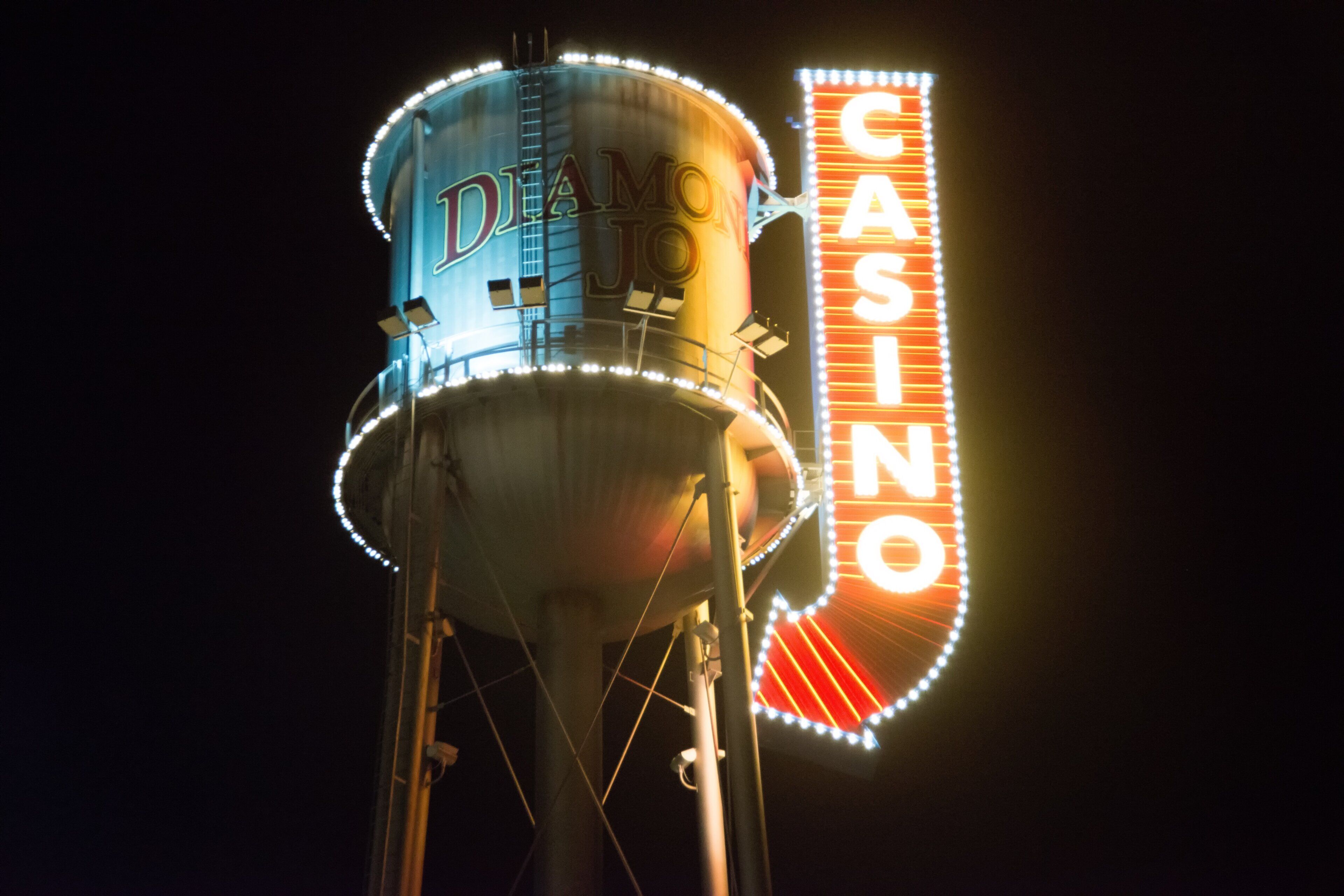 Een watertoren met een bord waarop een casino staat.