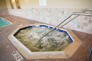 Indoor pool - Holiday Inn Express Hotel & Suites Northwood by IHG (Northwood)