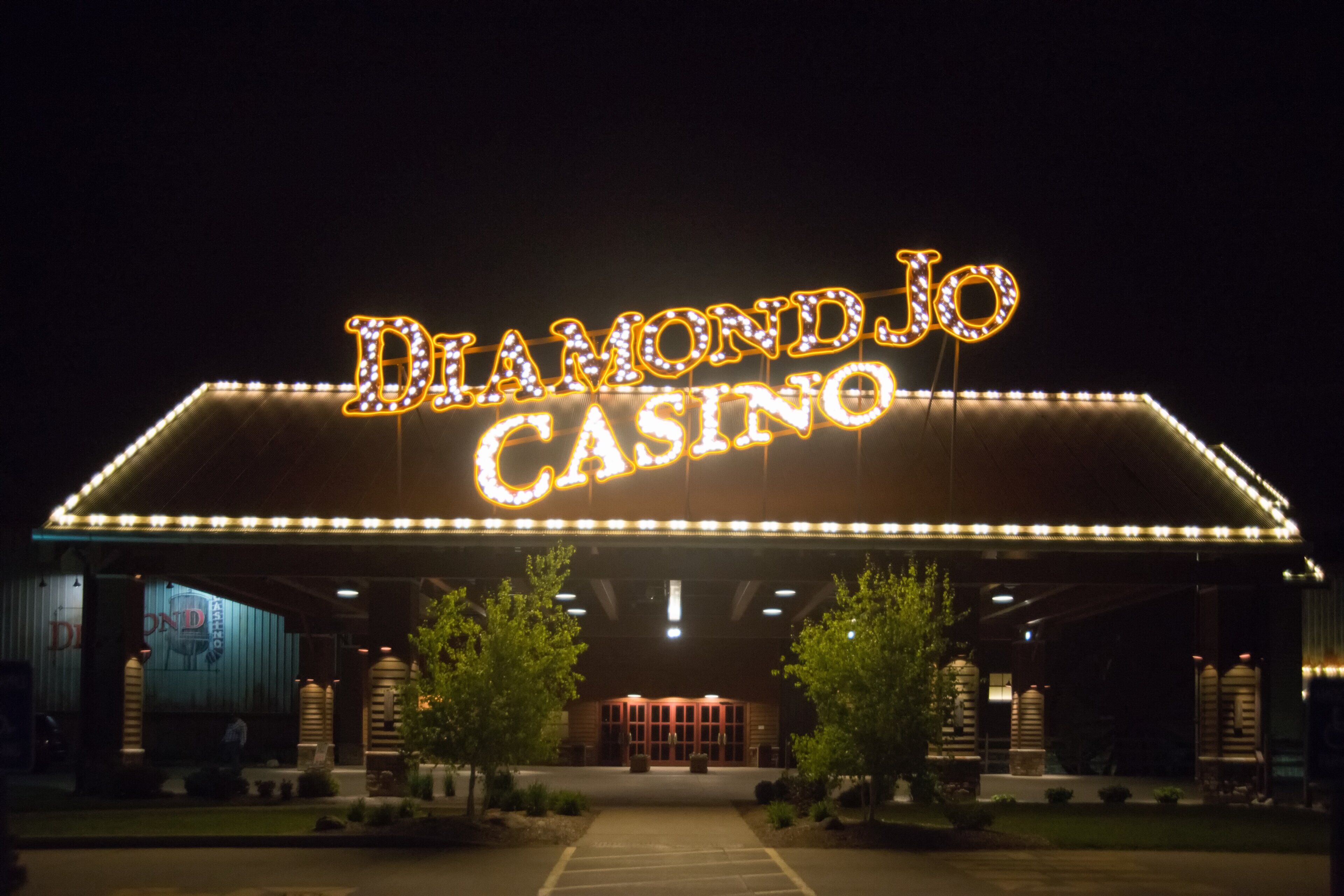 Un edifici amb un gran cartell il·luminat que diu 'Diamond Casino'.