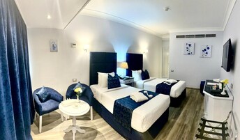 Deluxe Room Ground Floor - Pool Front | Frigobar, cofres nos quartos, cortinas blackout, quartos à prova de som