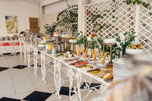 Desayuno buffet (USD 8 por persona)