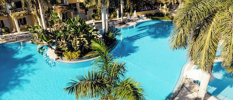 Inomhuspool, utomhuspool, parasoller och solstolar