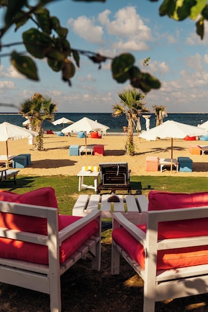 Plage privée, cabines (en supplément), chaises longues, parasols
