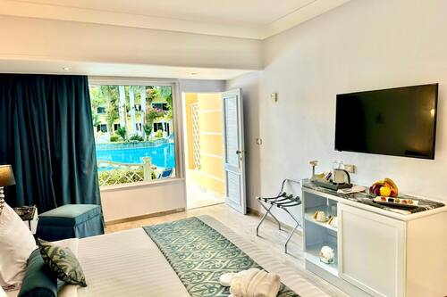 Deluxe Room Ground Floor - Pool Front | Vue de la chambre