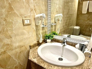 Deluxe Room Ground Floor - Pool Front | Banheiro | Produtos de toalete grátis, secador de cabelo, roupões de banho