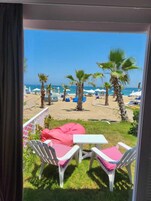 Bungalow, 1 habitación, vistas a la playa | Minibar, caja fuerte, cortinas opacas y sistema de insonorización