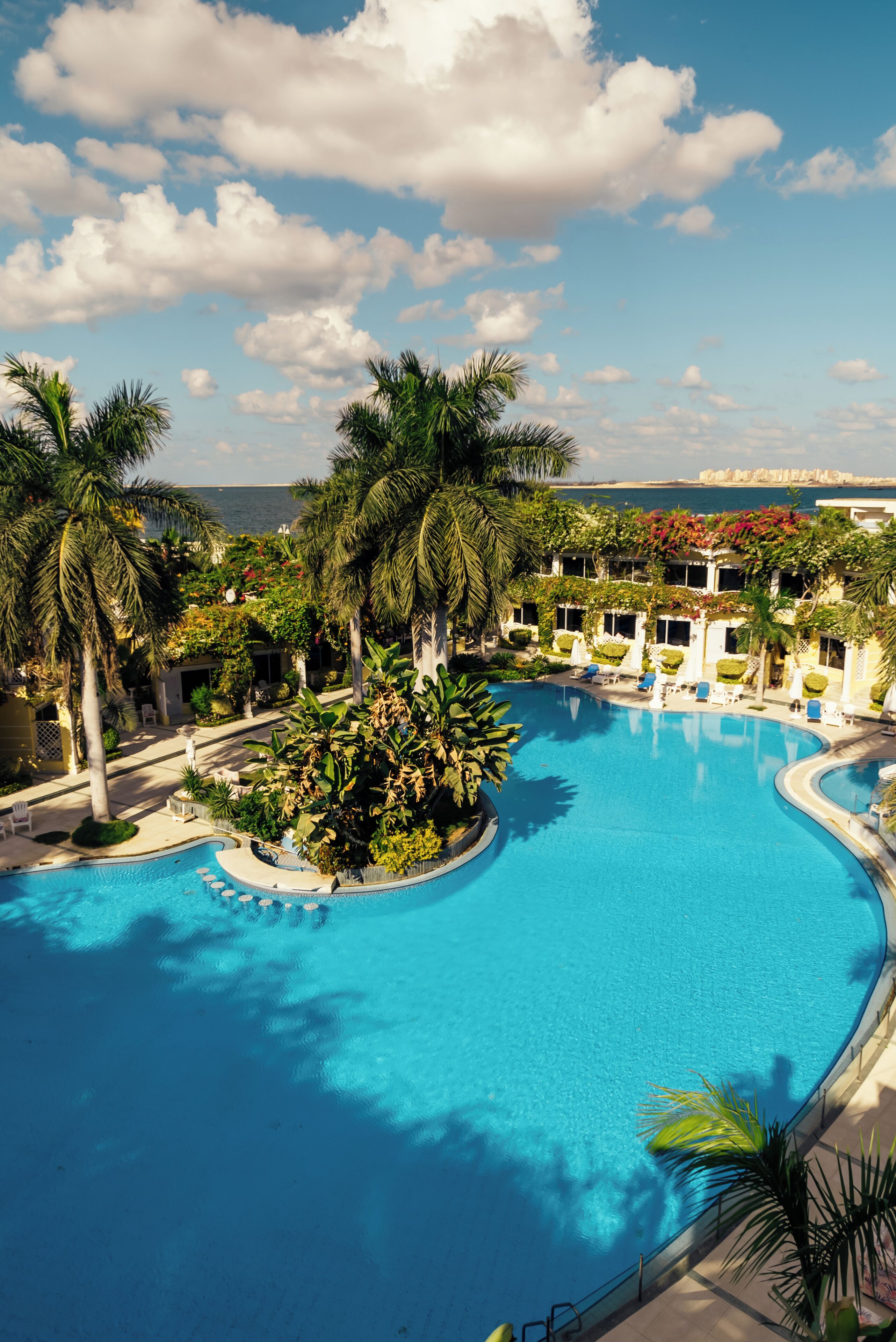 Piscina interna, piscina externa, guarda-sóis, espreguiçadeiras