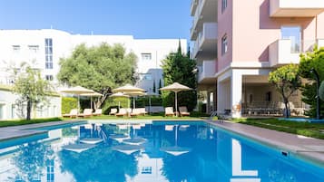 Piscina externa sazonal, funciona das 11h às 19h, guarda-sóis