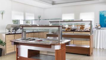 Tägliches Frühstücksbuffet (15 EUR pro Person)