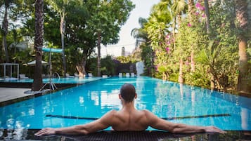 Kolam renang outdoor, dengan payung kolam renang dan kursi berjemur