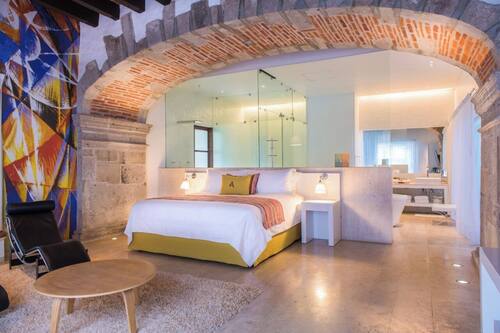Master suite with bathtub and terrace | Hochwertige Bettwaren, Daunenbettdecken