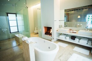 Master suite with bathtub and terrace | Bathroom - Anticavilla Hotel restaurante & Spa (Cuernavaca)
