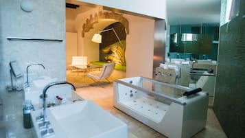 Master suite with bathtub and terrace | Badezimmer | Designer-Toilettenartikel, Haartrockner, Bademäntel, Hausschuhe