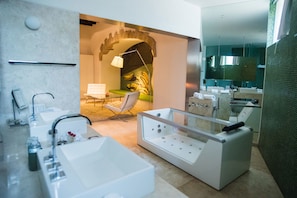 Master suite with bathtub and terrace | ห้องน้ำ | ของใช้ในห้องน้ำระดับพรีเมียม, ไดร์เป่าผม, เสื้อคลุมอาบน้ำ