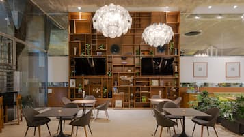 供应早餐、午餐和晚餐,意大利菜,泳池景观