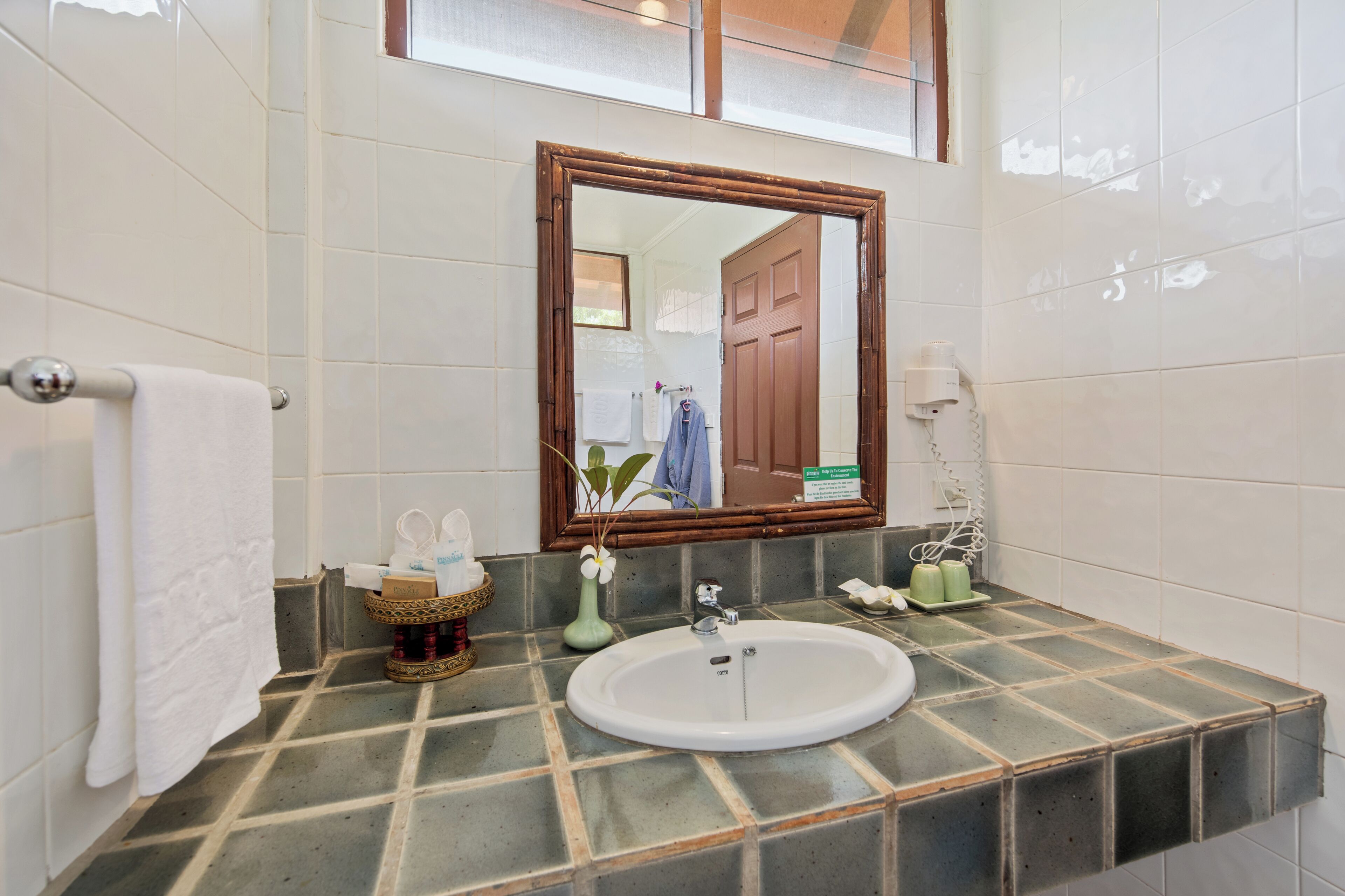 standard bungalow | bathroom | shower, hair dryer, bathrobes, slippers