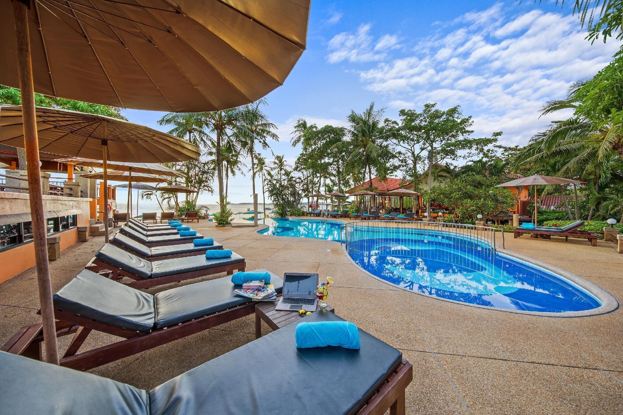 Hồ bơi ngoài trời, ghế dài tắm nắng 