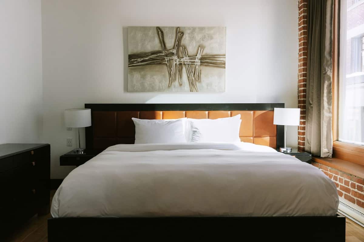 Premium bedding, in-room safe, individually decorated